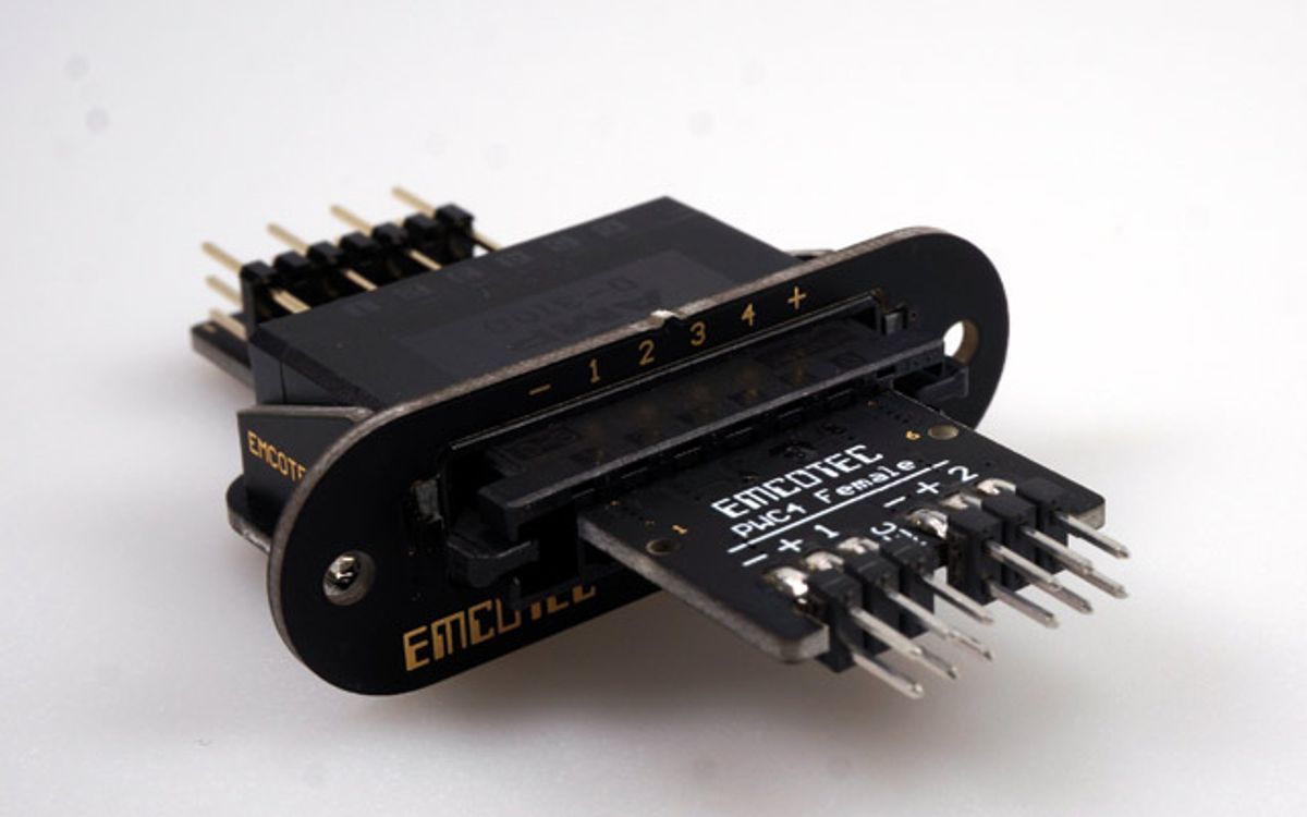 Emcotec vingekontakt for 4 servoer